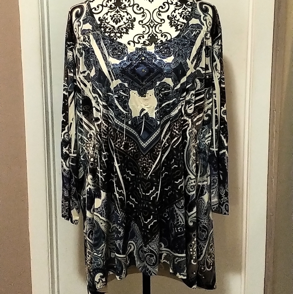 ✨️ EUC 4X Silky scooped neck blouse with a bit of bling ✨️